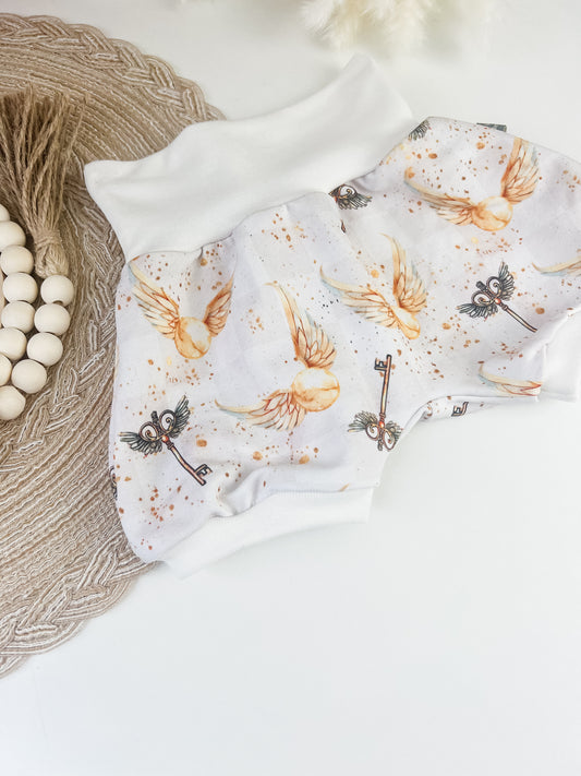 Kurze Baby Pumphose – Magischer Stoff mit goldenem Schnatz & Schlüsseln – Bio-Baumwolle – Handmade Sommerhose – Größen 55–122