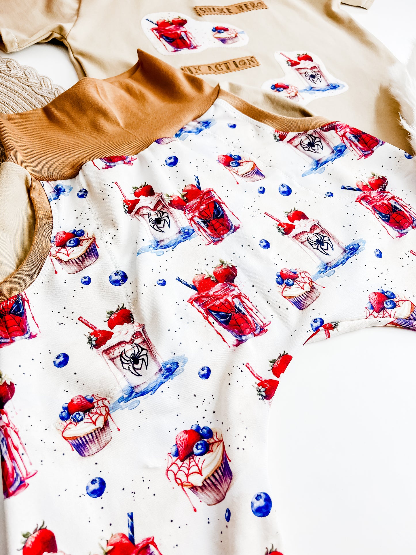 Sommer Baby Set Spiderman Shake, T-Shirt mit Applikation + Statement, kurze Shorts, Hose mit Taschen, handmade Outfit beige Gr. 62 - 128