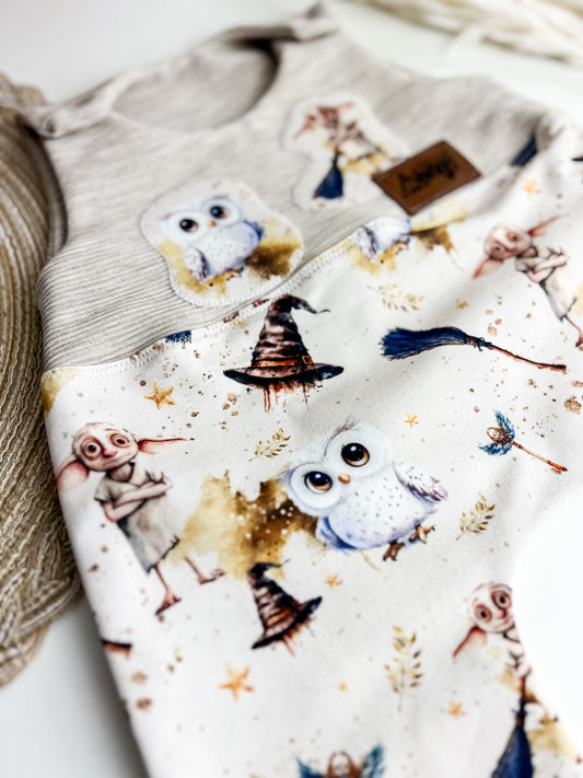 Strampler mit Dobby, Zaubermotive, Bio Baby Einteiler mit Applikation + Label, Handmade, Zauberstrampler Creme, Babyoutfit Gr. 44–98 Baby Geschenk Gr. 44–98 Strampler Jungen Mädchen | Rot & Beige Unikat