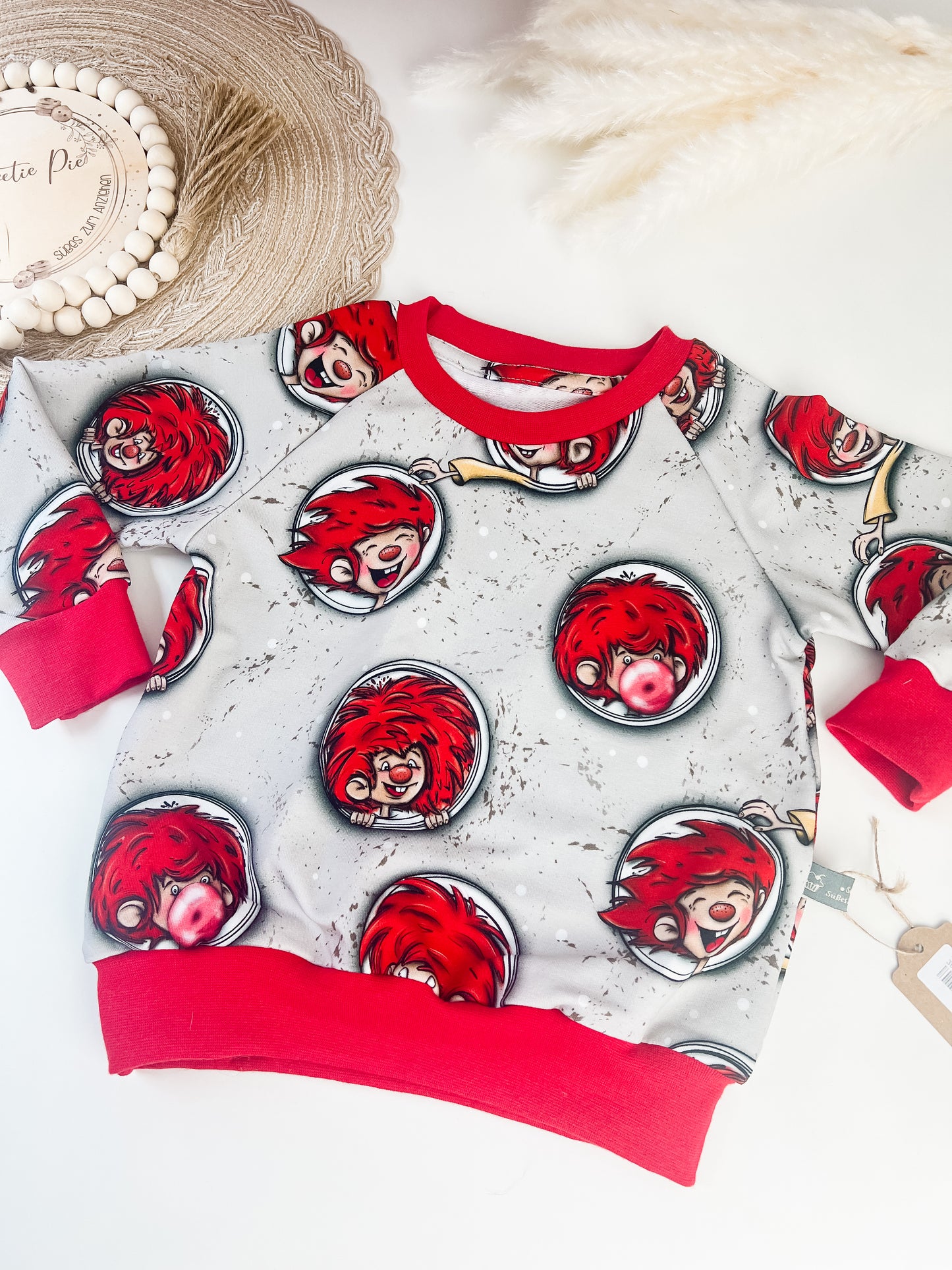 SOFORTKAUF Gr. 86 Handgemachter roter Pumuckl-Sweater für Kinder – mit Applikation & Kunstlederpatch – Bio-Baumwolle – Geschenkidee