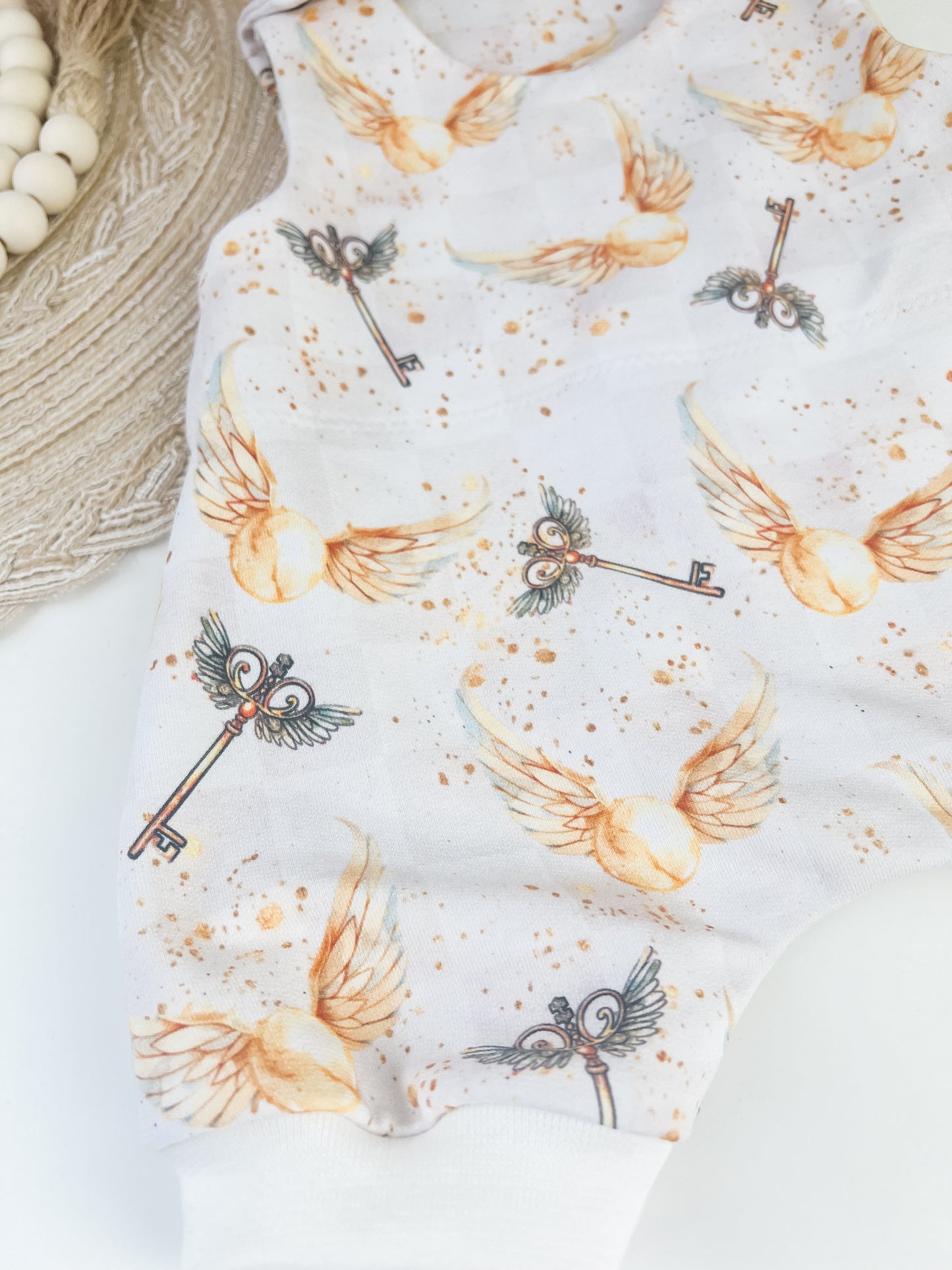 Sommerromper Baby Bio – Magisches Motiv mit Schnatz & Schlüsseln – Weiß Gold – Kurzarm Unisex Romper handmade – Größe 50–92