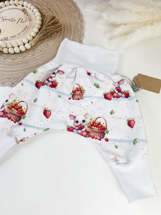 Baby Pumphose Bio – Häschen nascht Erdbeeren – Weiß mit Hasenmotiv – Handmade Hose für Babys – Geschenk zur Geburt – Größe 44–110