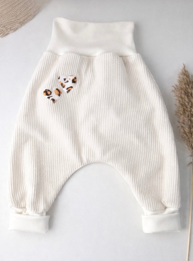 Cord Pumphose Baby & Kind | Cremefarbene Kinderhose aus Cord | Bequeme Pumphose mit Herz Applikation | Unisex Kinderhose