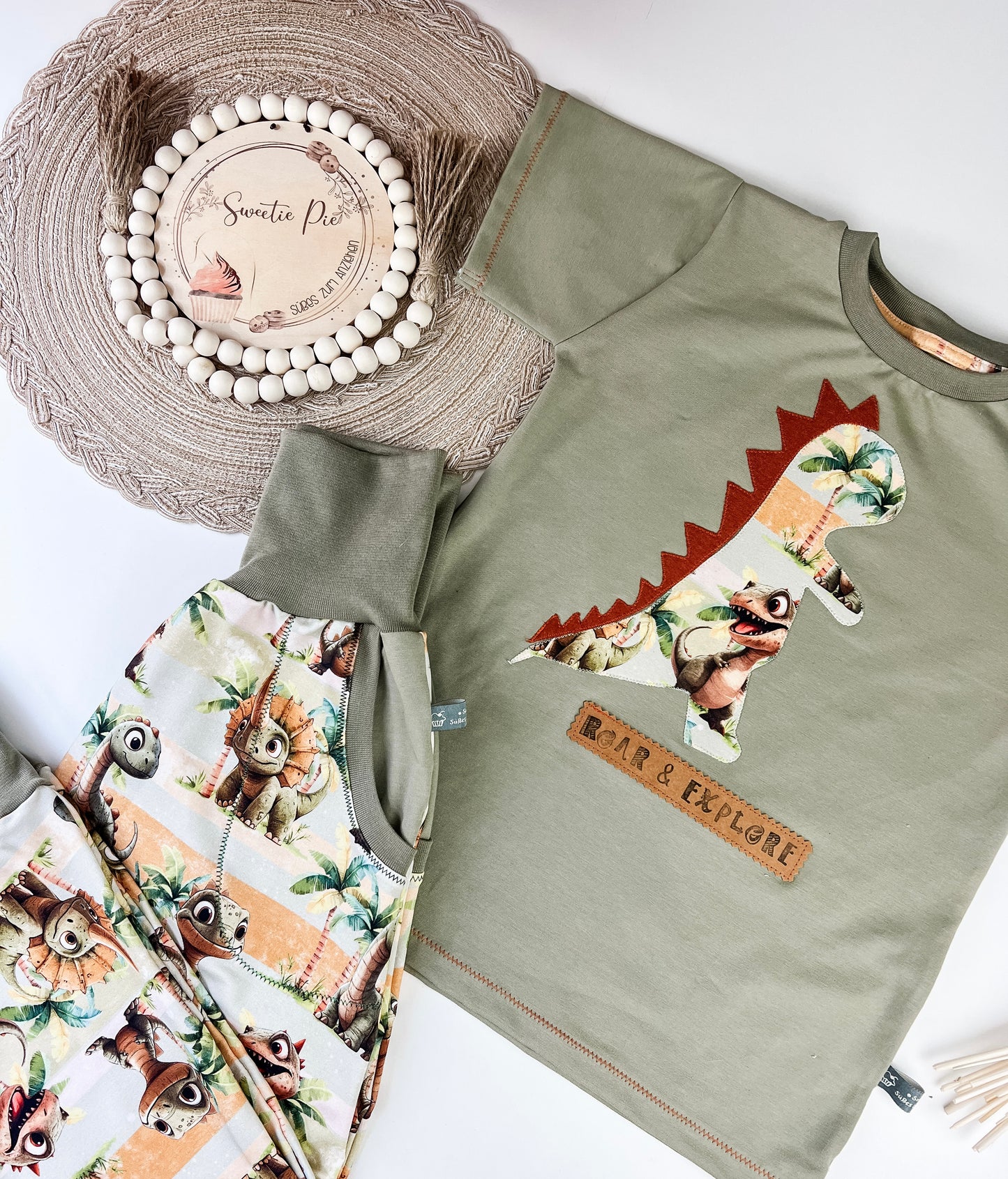 Dino Baby Set, T-Shirt mit Applikation + Slim Harem Hose, grün gestreift, handmade Bio Kleidung für kleine Entdecker Gr. 62 - 128