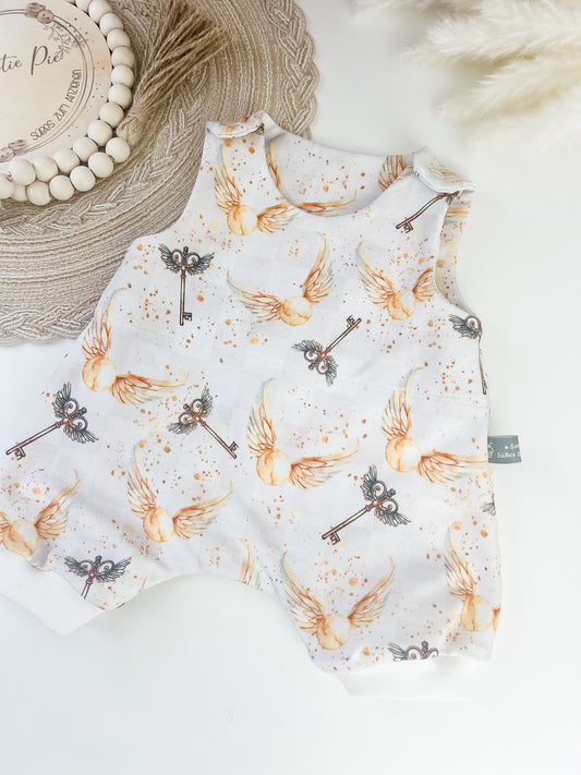 Sommerromper Baby Bio – Magisches Motiv mit Schnatz & Schlüsseln – Weiß Gold – Kurzarm Unisex Romper handmade – Größe 50–92