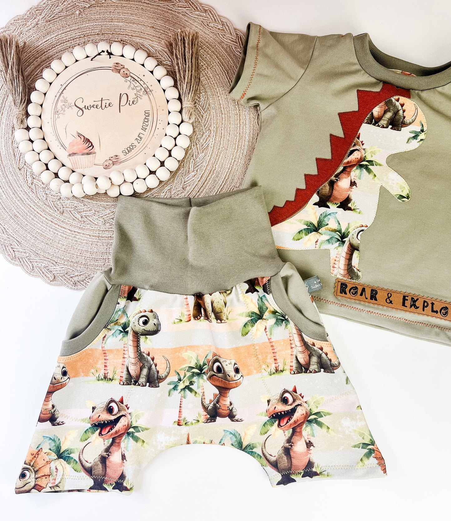 Dino Baby Set, T-Shirt mit Applikation + Slim Harem Hose, grün gestreift, handmade Bio Kleidung für kleine Entdecker Gr. 62 - 128