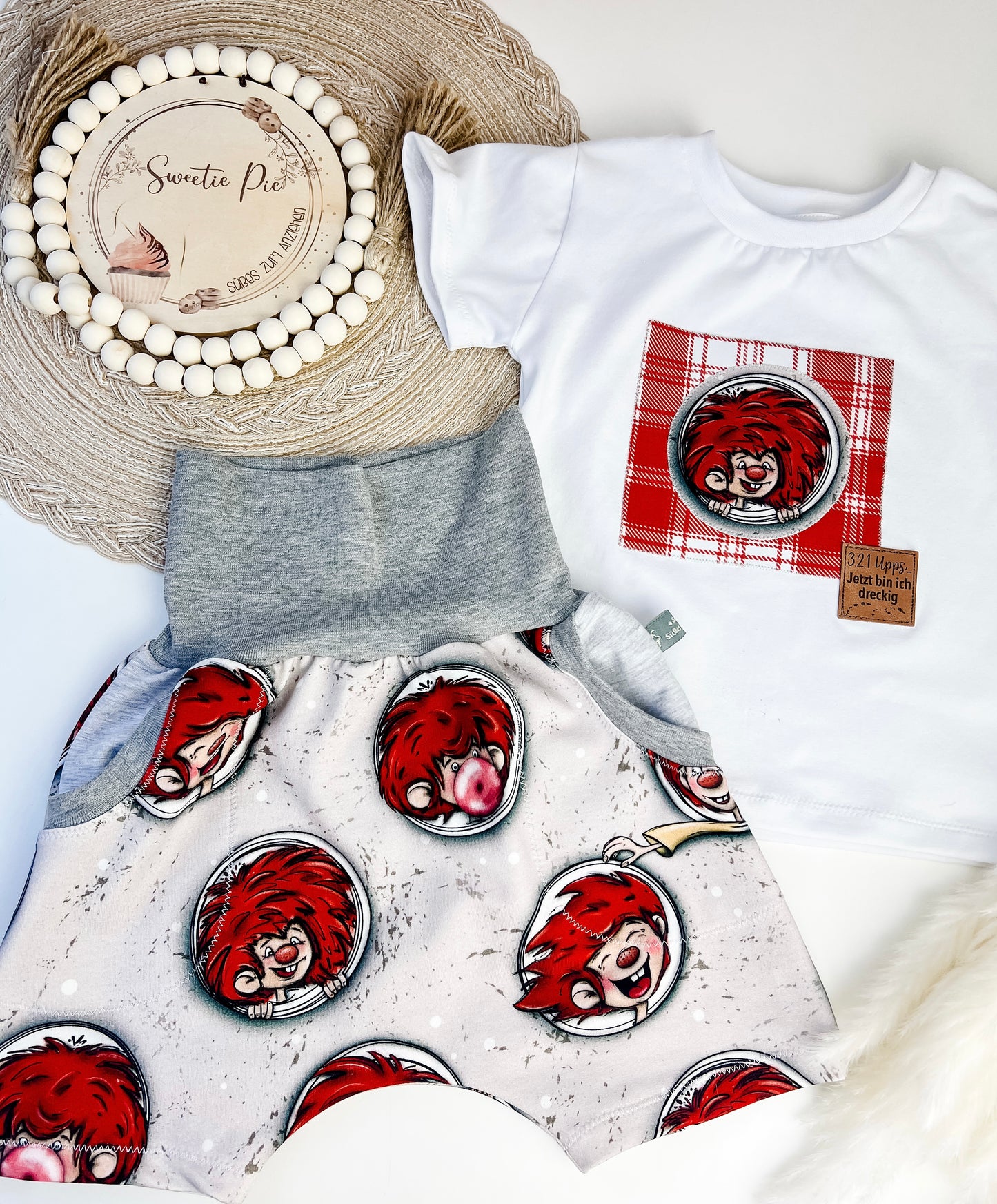Baby Set Sommer – Kurze Slim Harem + T-Shirt mit frechem Kobold – Handgemacht – Unikat für Babys & Kleinkinder Gr. 62 - 128