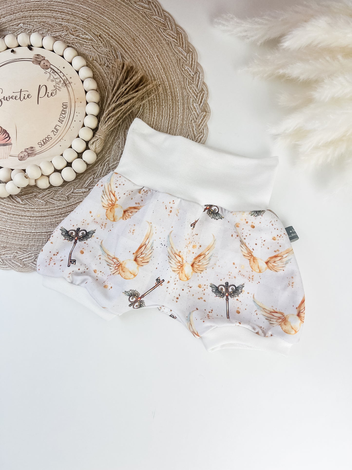 Kurze Baby Pumphose – Magischer Stoff mit goldenem Schnatz & Schlüsseln – Bio-Baumwolle – Handmade Sommerhose – Größen 55–122