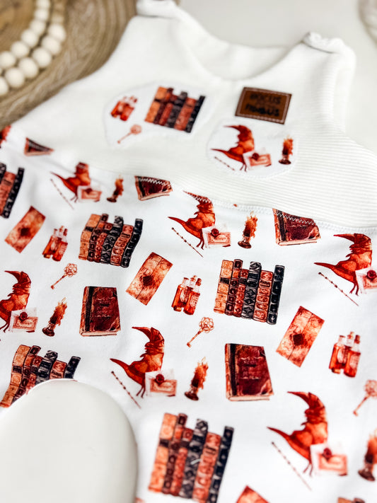 Strampler mit Zaubermotiven – Baby Einteiler aus Bio Baumwolle – Zauberschule - Newborn Outfit – Handmade Gr. 44–98