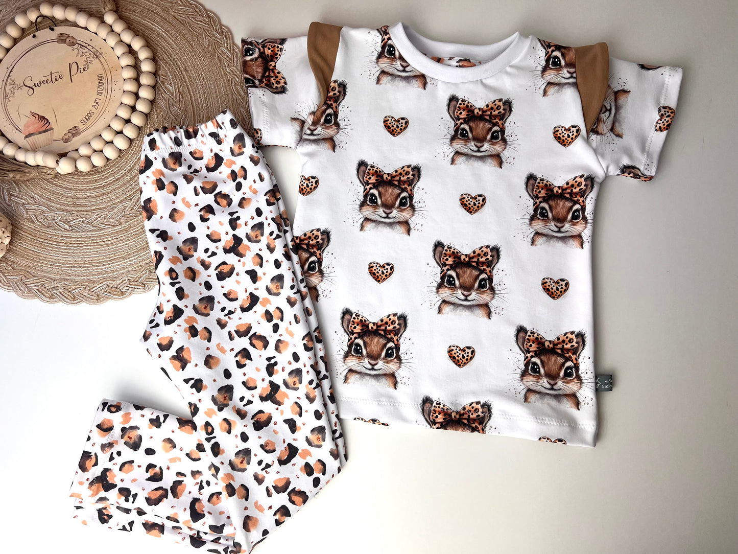Langarmshirt mit Flügelärmeln für Kinder | Weißes Shirt mit Häschen im Leo-Look | Bio Baumwolle | Verspieltes Mädchen Oberteil