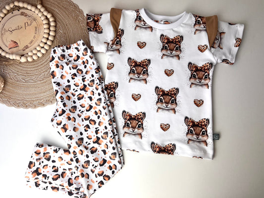 Kurzarmshirt mit Flügelärmeln für Kinder | Weißes Shirt mit Häschen im Leo-Look | Bio Baumwolle | Verspieltes Mädchen Oberteil
