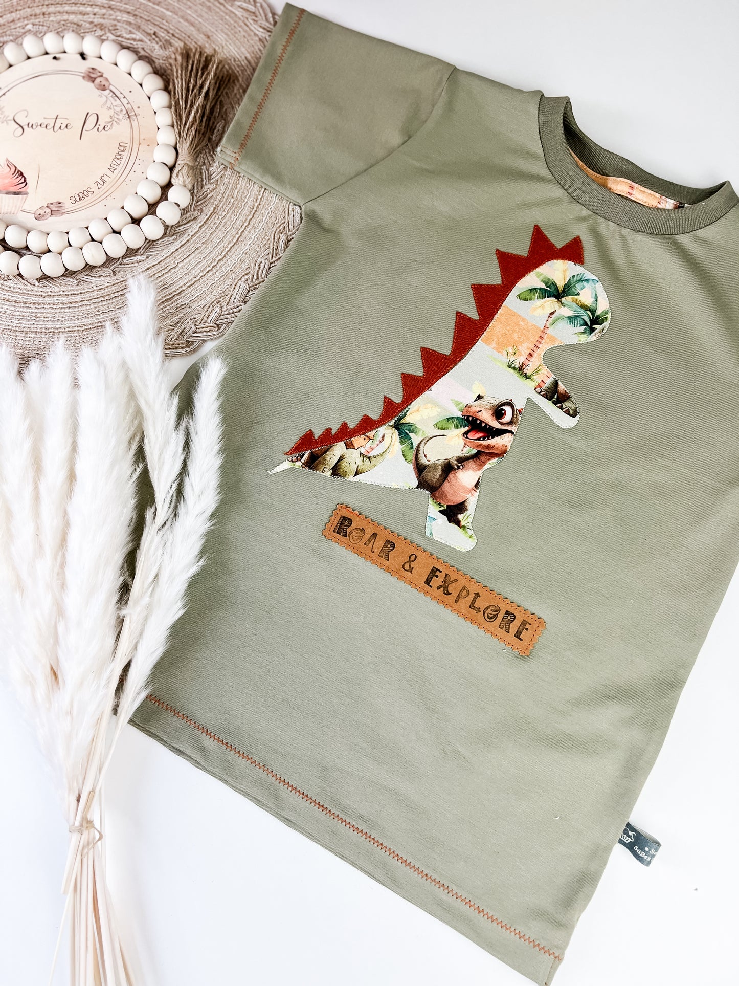 Dino Baby Set, T-Shirt mit Applikation + Slim Harem Hose, grün gestreift, handmade Bio Kleidung für kleine Entdecker Gr. 62 - 128