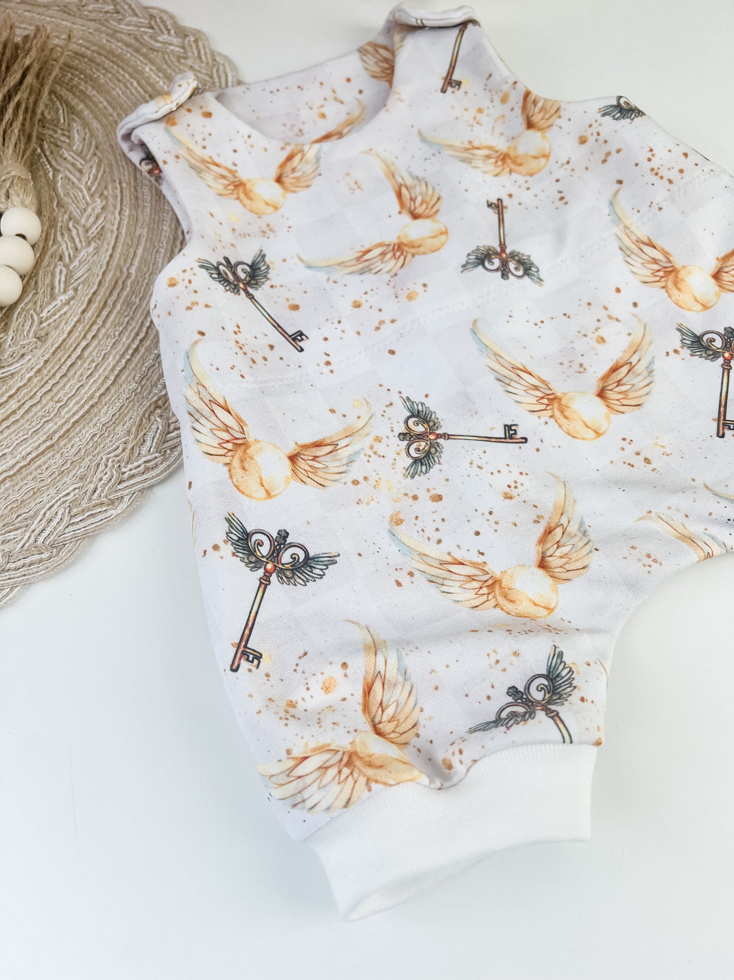 Sommerromper Baby Bio – Magisches Motiv mit Schnatz & Schlüsseln – Weiß Gold – Kurzarm Unisex Romper handmade – Größe 50–92