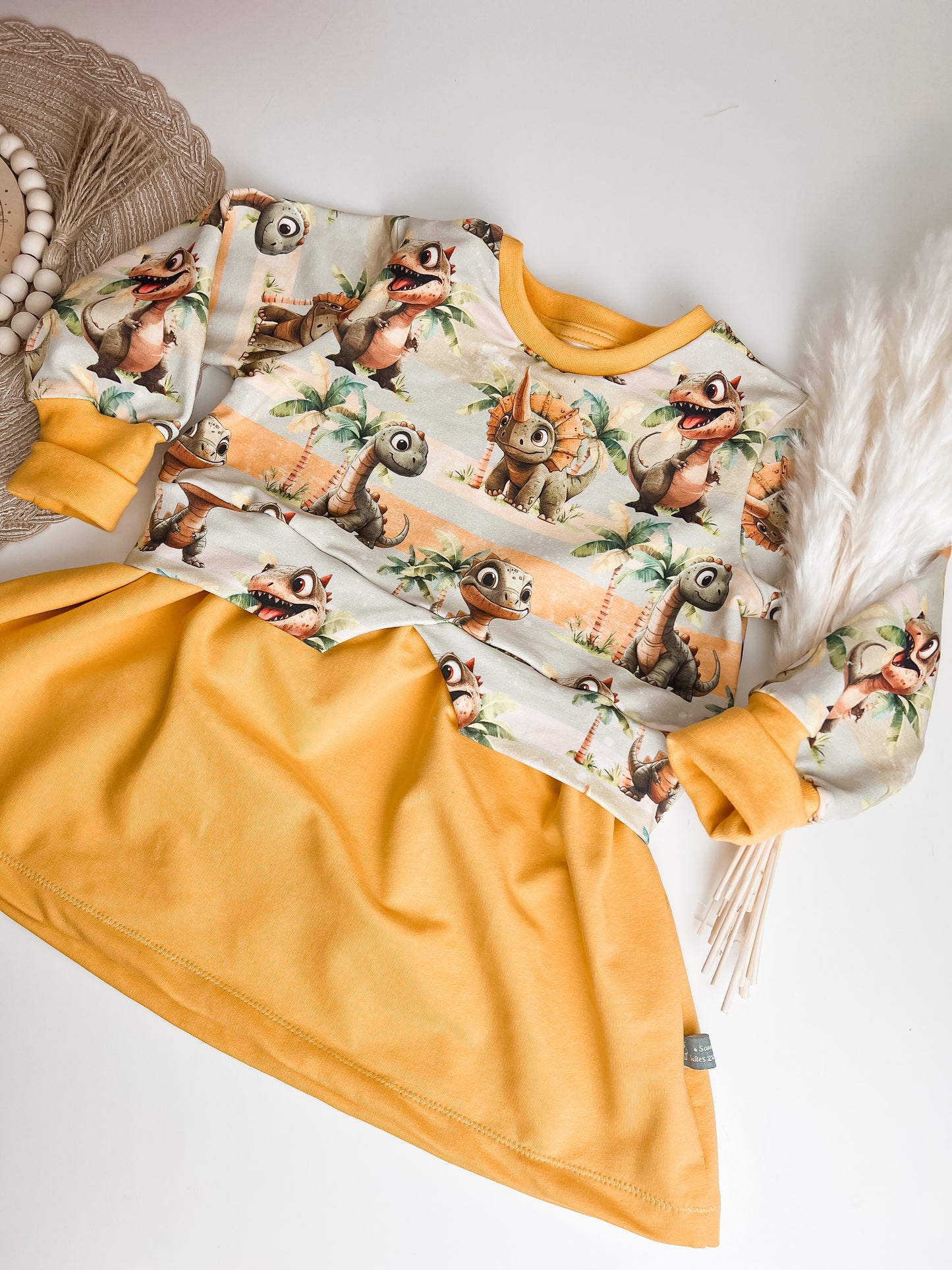 Sweaterkleid für Kinder mit Dinosaurier Motiv – Handgemachtes Mädchenkleid aus Bio French Terry – Gelbes Longshirt mit Dino Print – Kuscheliges Kleid für Herbst & Frühling