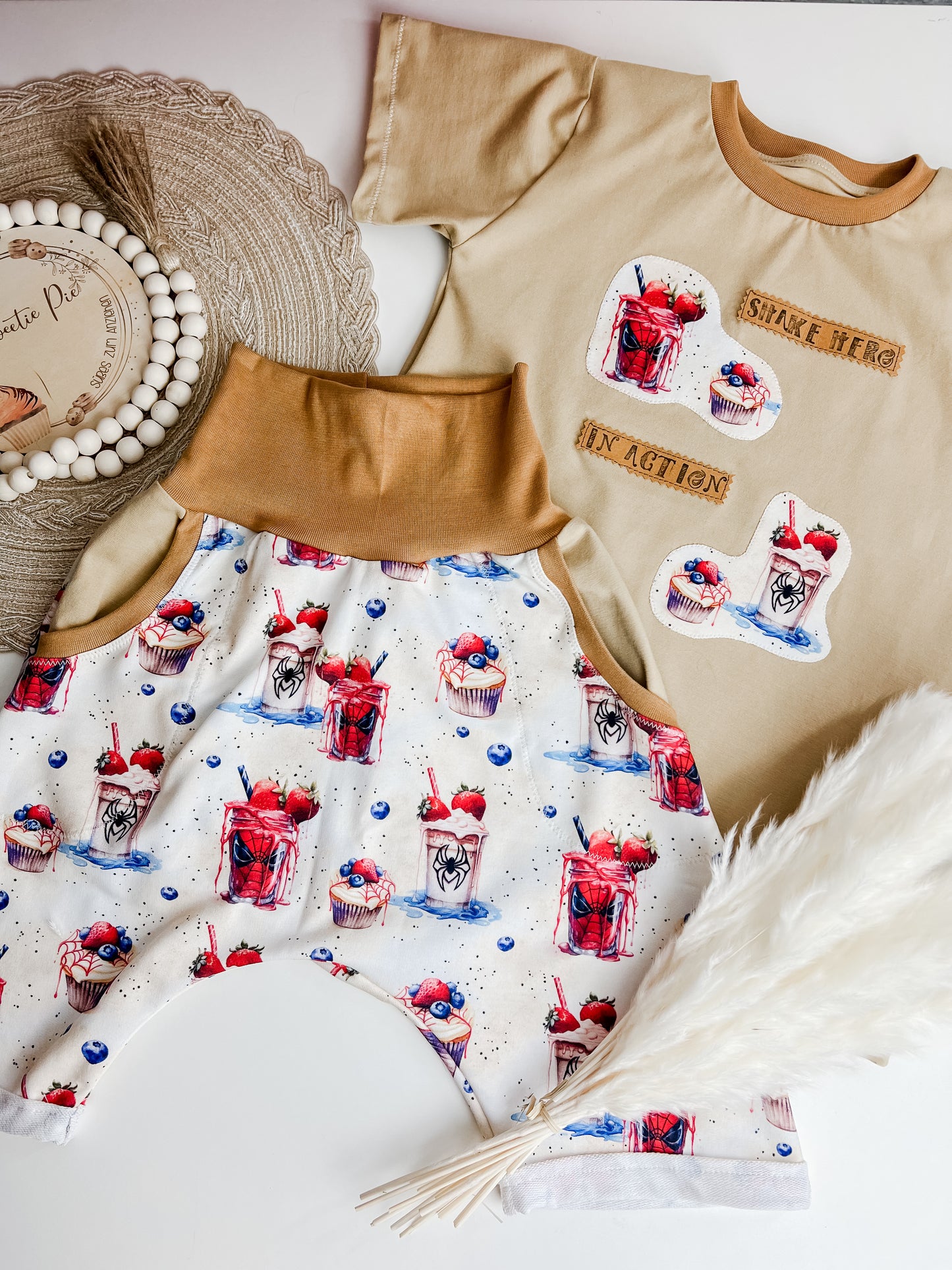 Sommer Baby Set Spiderman Shake, T-Shirt mit Applikation + Statement, kurze Shorts, Hose mit Taschen, handmade Outfit beige Gr. 62 - 128