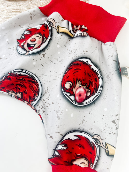 Baby Pumphose Kobold – Grauer Stoff mit frechem Wicht – Sommerhose handgemacht – Mitwachsend & bequem – Geschenk zur Geburt