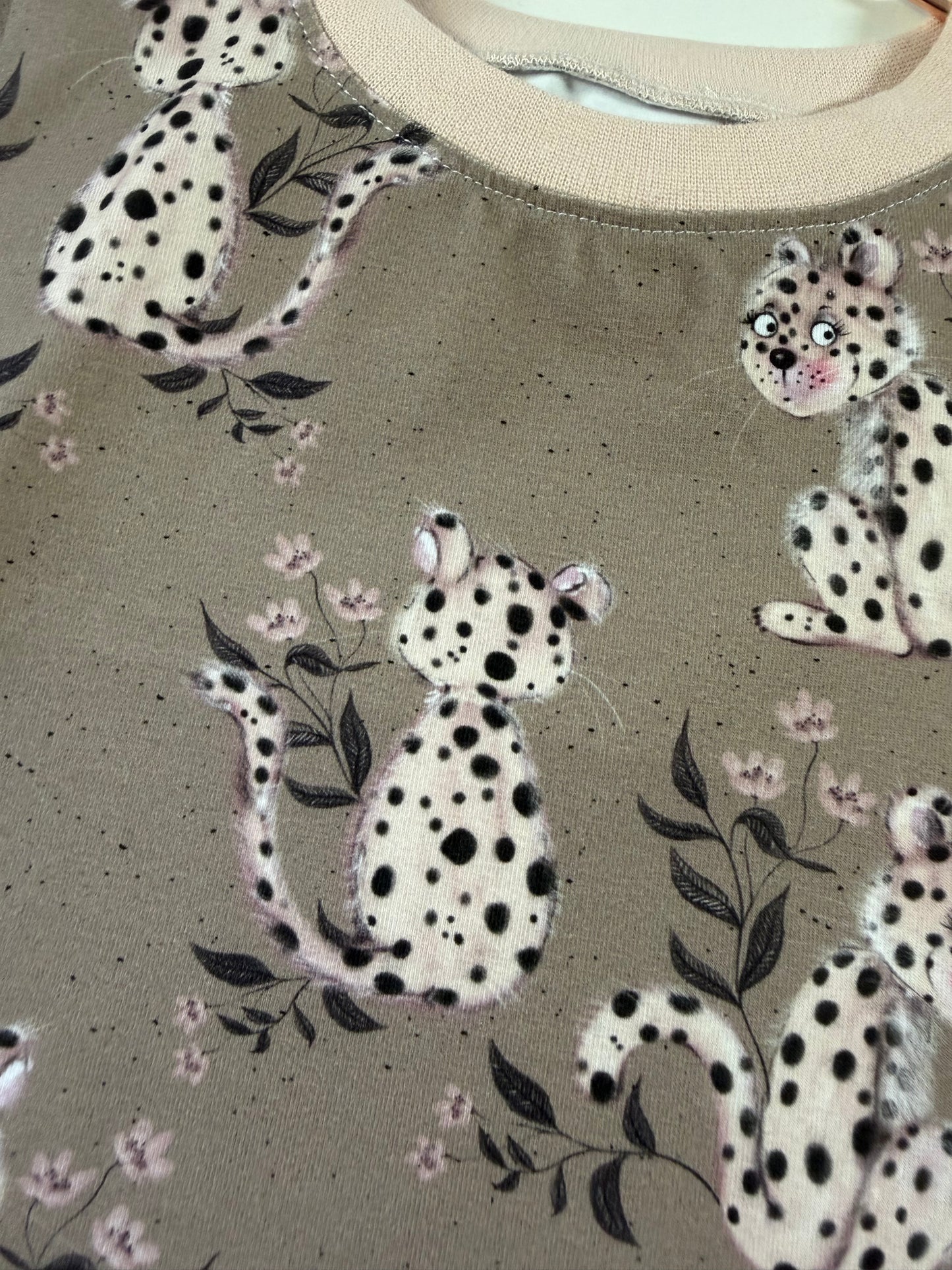 Niedliches Kinder T-Shirt Gr. 92 mit rosa Leoparden| Handmade Shirt aus Baumwolle | Fantasie Motiv | Kinderkleidung