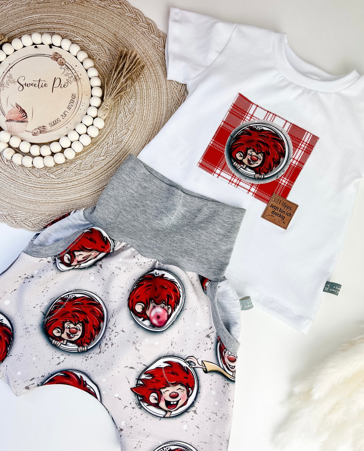 Baby Set Sommer – Kurze Slim Harem + T-Shirt mit frechem Kobold – Handgemacht – Unikat für Babys & Kleinkinder Gr. 62 - 128