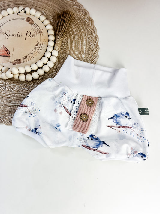 Kurze Pumphose Baby Birdies– Weiß mit blauen Vögelchen Blumen – Handgemacht aus Bio Baumwolle – Gr. 56 - 122 – Mitwachsend & bequem – Geschenk zur Geburt