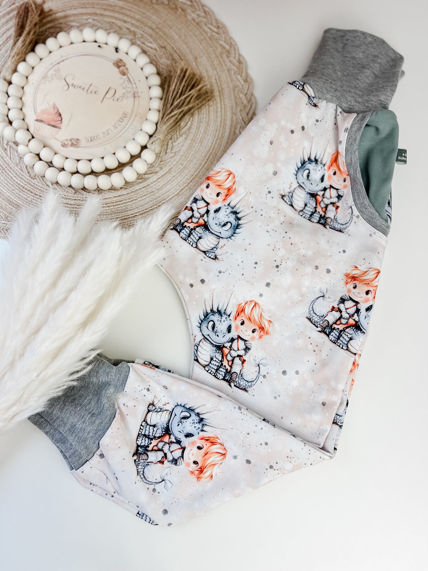 Baby & Kinder Set Ritter & Drache – Slim Harem mit Taschen + T-Shirt mit Applikation & frechem Spruch – Bio-Stoff – Handmade Unikat Gr. 62 - 128