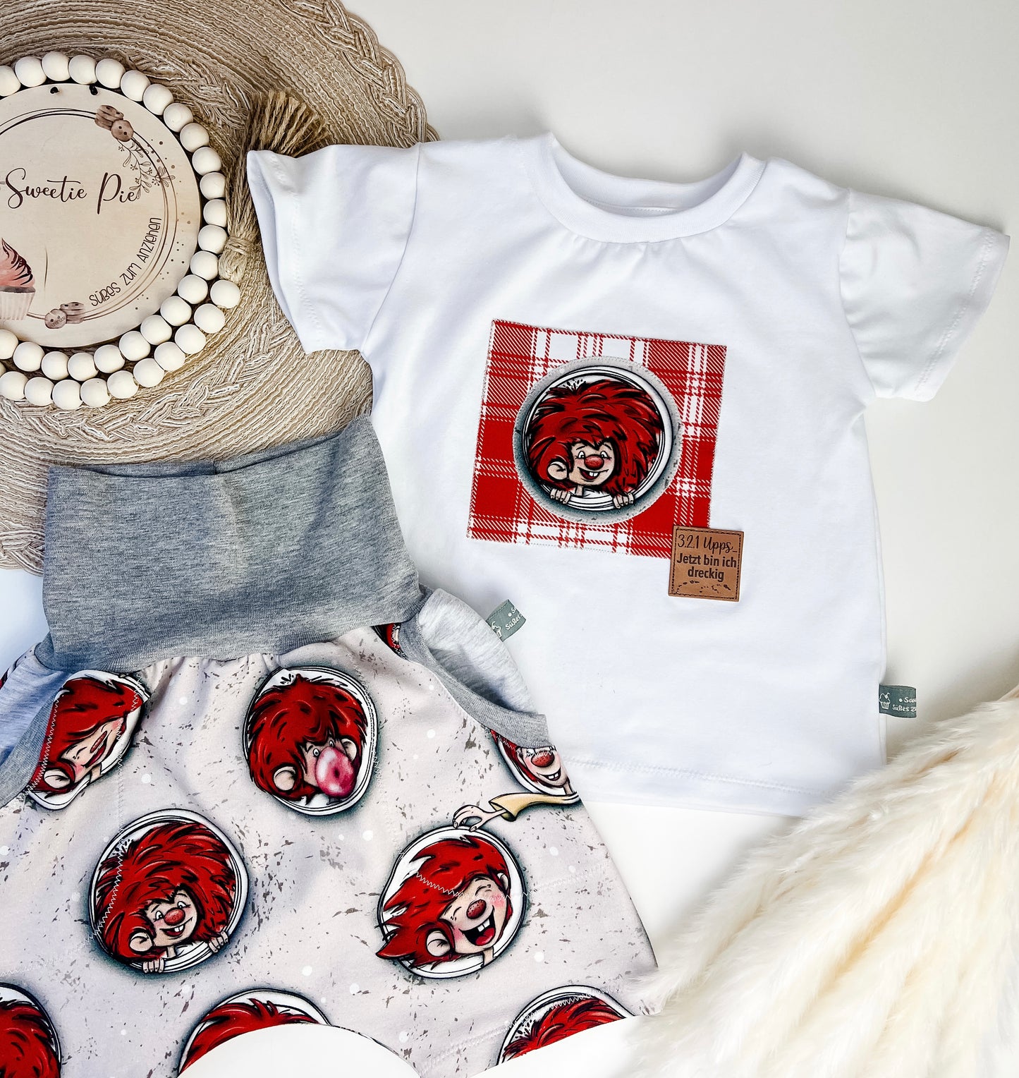 Baby Set Sommer – Kurze Slim Harem + T-Shirt mit frechem Kobold – Handgemacht – Unikat für Babys & Kleinkinder Gr. 62 - 128