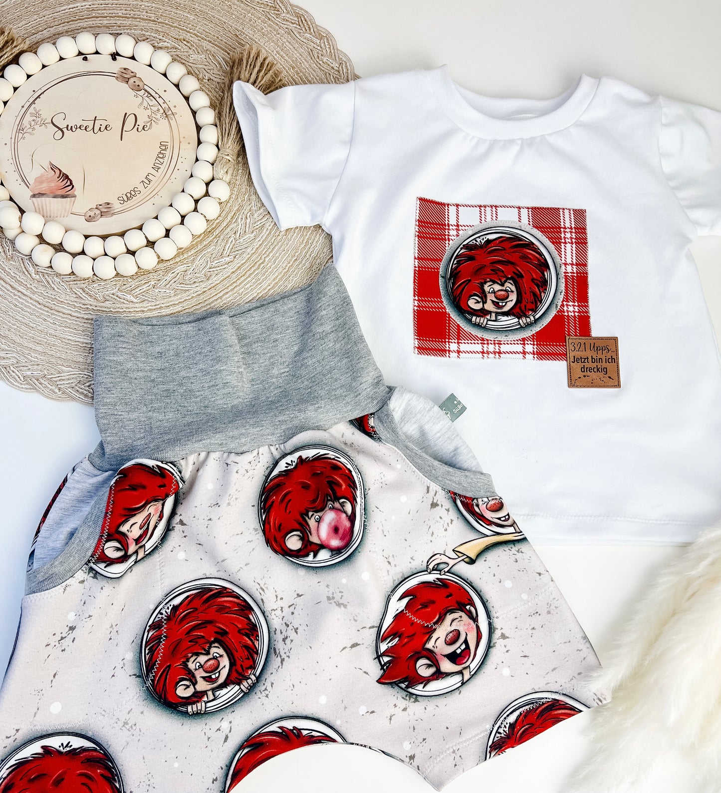 Baby Set Sommer – Kurze Slim Harem + T-Shirt mit frechem Kobold – Handgemacht – Unikat für Babys & Kleinkinder Gr. 62 - 128