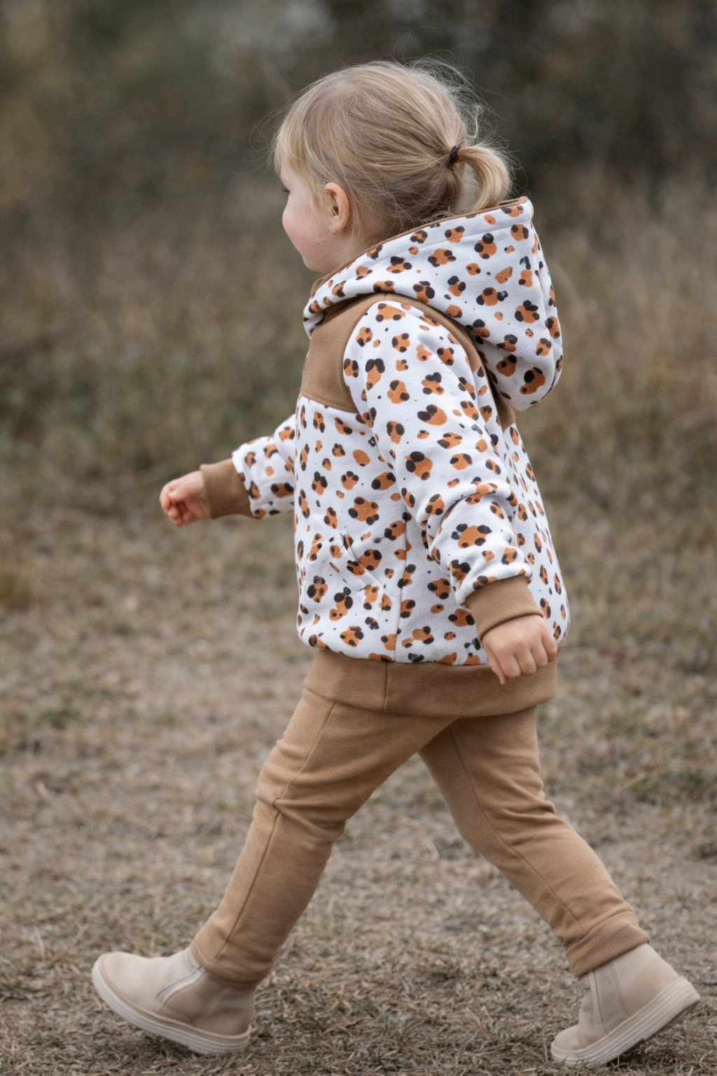 Sandfarbene Kinder Leggings | Unisex Baby & Kinder Leggings | Bequeme Alltagsleggings | Kombinierbare Kindermode | Leo Kollektion