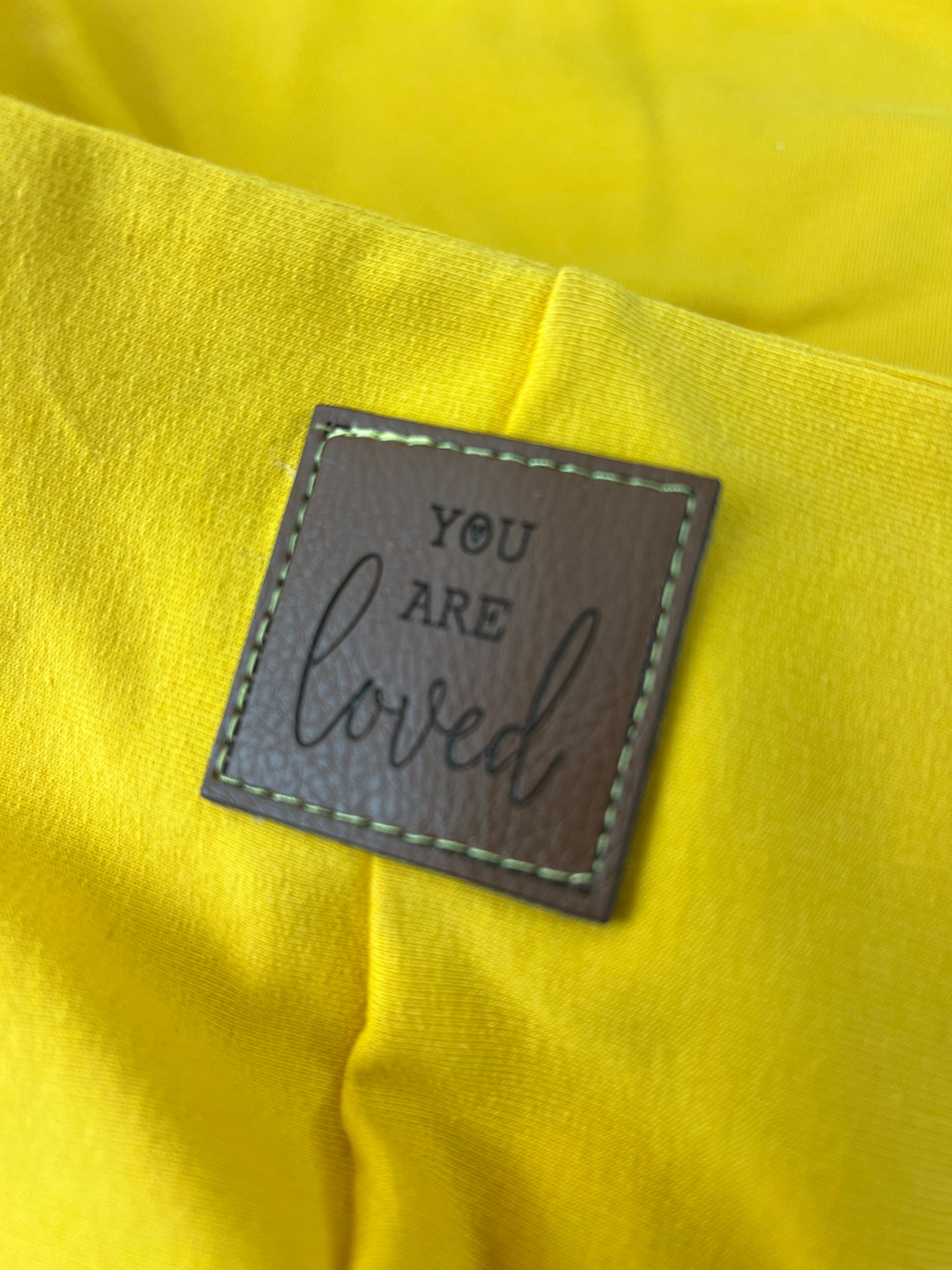 Oversized Hoodie für Kinder in Gelb Gr. 104 | Bequemer Kinder Hoodie mit Flauschpatch | Kapuzenpullover mit Patch „You are loved“ | Unisex