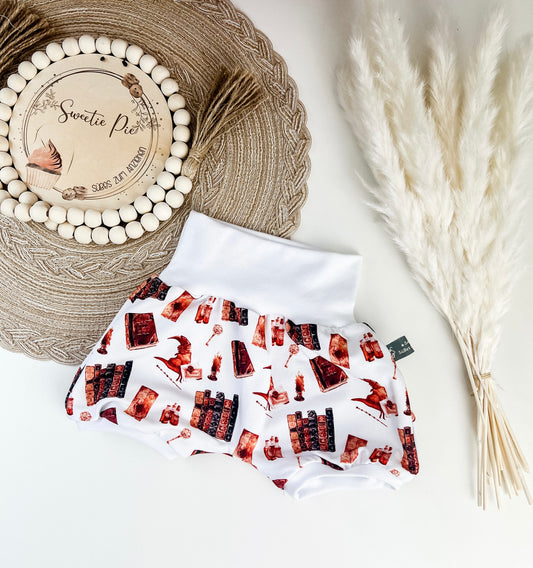 Kurze Pumphose Baby Zauberwelt – Weiß mit magischen Motiven – Bücher, Tränke, Hüte & mehr – Handgemacht aus Bio Baumwolle – Gr. 56 - 122 – Mitwachsend & bequem – Geschenk zur Geburt