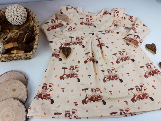 Mädchenkleid mit herbstlichem Motiv und Flügelärmeln // vanille // Skaterkleid // Waldtiere // Gr. 56 bis 146