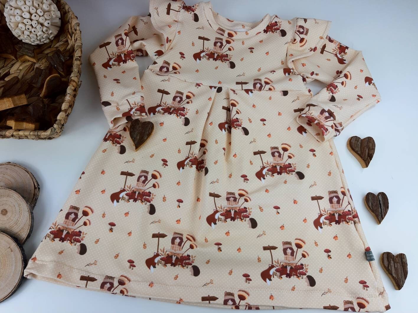 Mädchenkleid mit herbstlichem Motiv und Flügelärmeln // vanille // Skaterkleid // Waldtiere // Gr. 56 bis 146