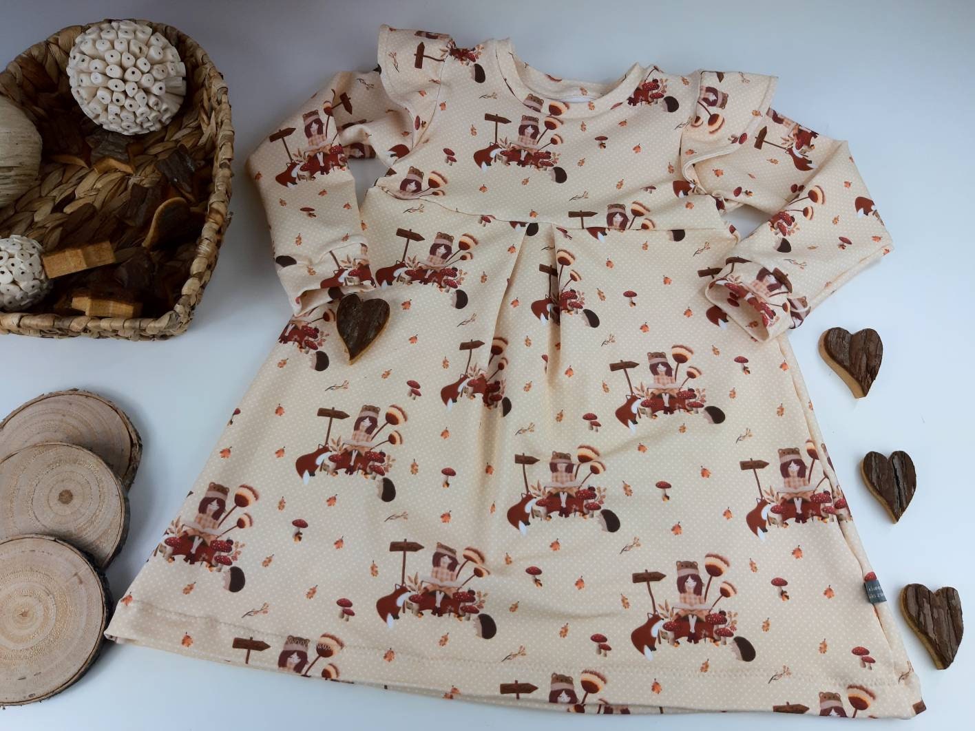 Mädchenkleid mit herbstlichem Motiv und Flügelärmeln // vanille // Skaterkleid // Waldtiere // Gr. 56 bis 146