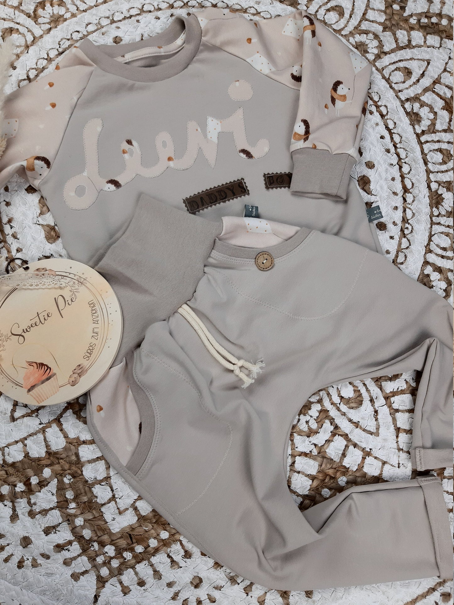 Babyoutfit // Babypullover mit Namen // Baby Pumphose beige // Babykleidung mit Namen // Gr. 62 - 128