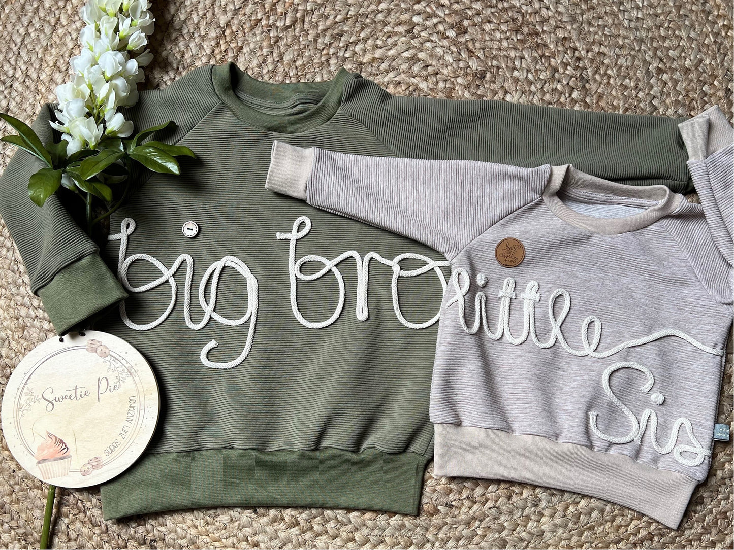 Personalisierter Ribjersey Sweater mit Kordelschrift – Handgemacht, 8 Farben, Gr. 62 - 134
