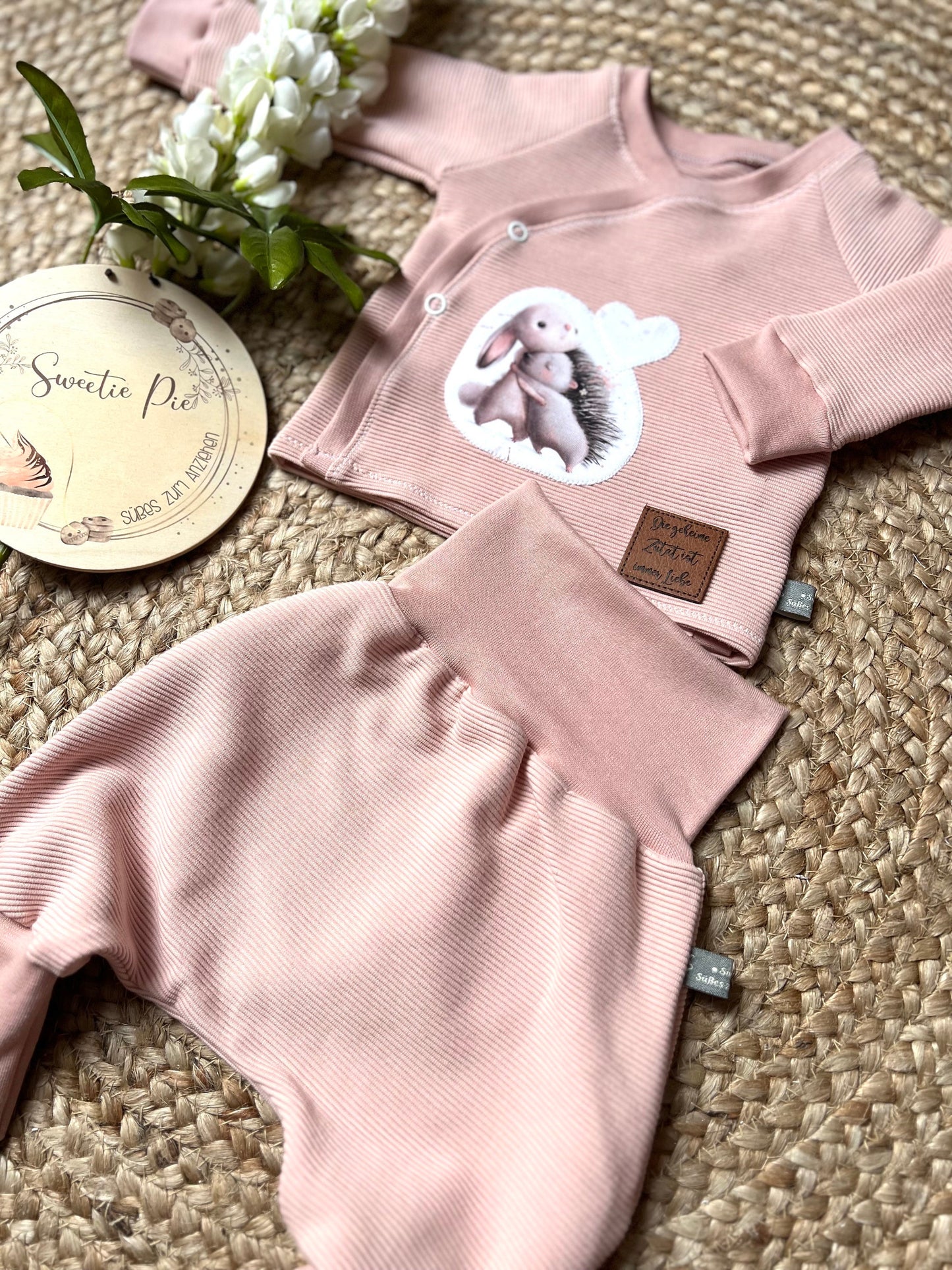 Handgemachtes Babyset aus Ribjersey – Wickeljäckchen mit Applikation & Pumphose – Baby Outfit zur Geburt – Unikat handmade Taufe Geschenk