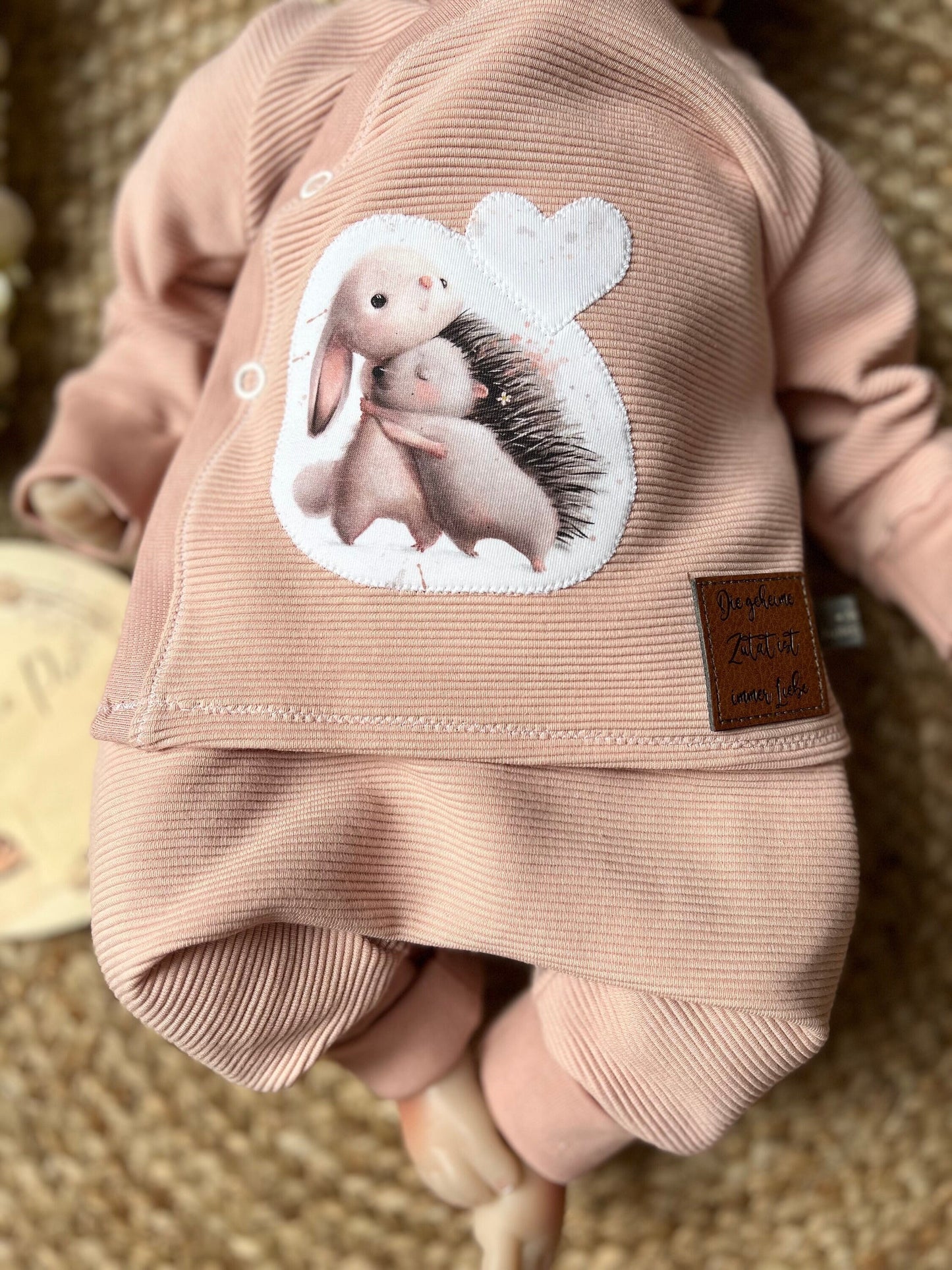 Handgemachtes Babyset aus Ribjersey – Wickeljäckchen mit Applikation & Pumphose – Baby Outfit zur Geburt – Unikat handmade Taufe Geschenk