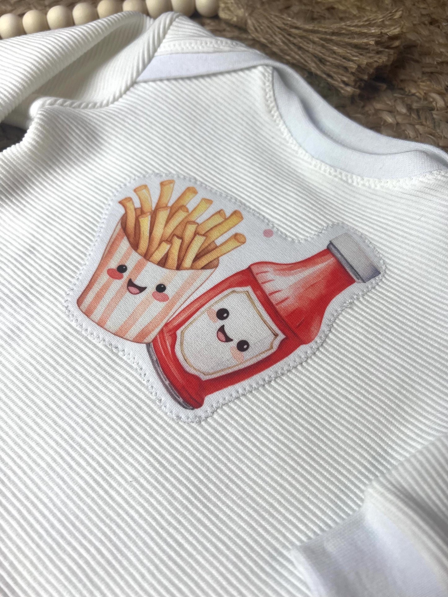 Baby-Shirt aus Bio Ribjersey mit amerikanischem Ausschnitt und niedlichem Pommes-und-Ketchup-Motiv – Handgefertigt, Unisex // Gr. 44 - 128