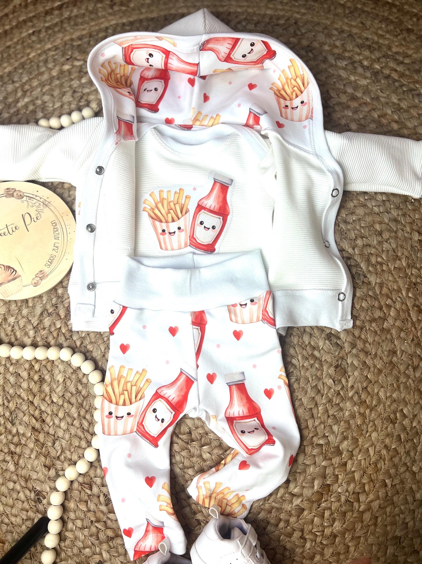 Baby-Shirt aus Bio Ribjersey mit amerikanischem Ausschnitt und niedlichem Pommes-und-Ketchup-Motiv – Handgefertigt, Unisex // Gr. 44 - 128