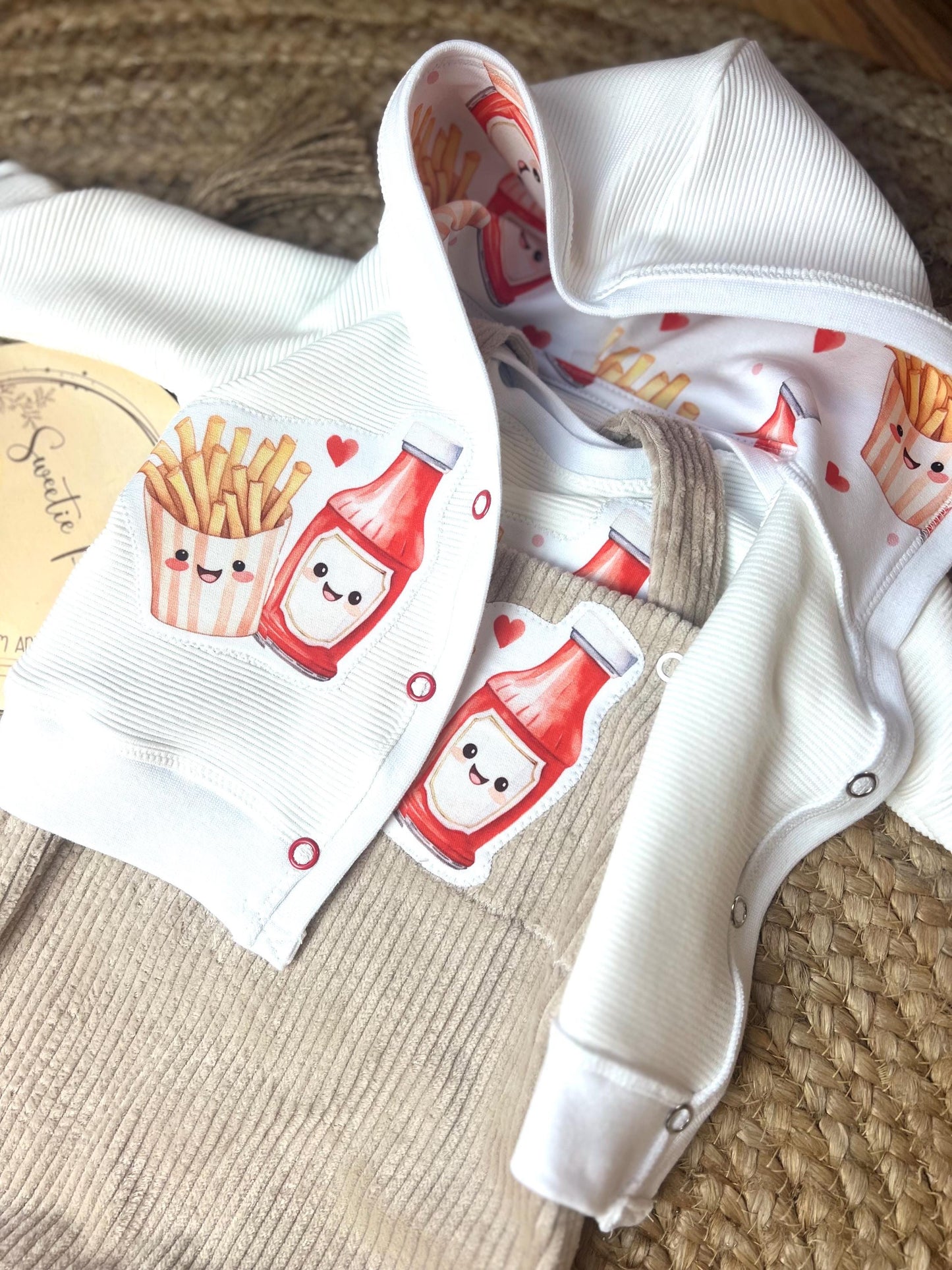Baby Latzhose aus Cord mit niedlicher Pommes-und-Ketchup-Applikation – Handgefertigt, Unisex, bequem und stylisch // Gr. 44 - 128