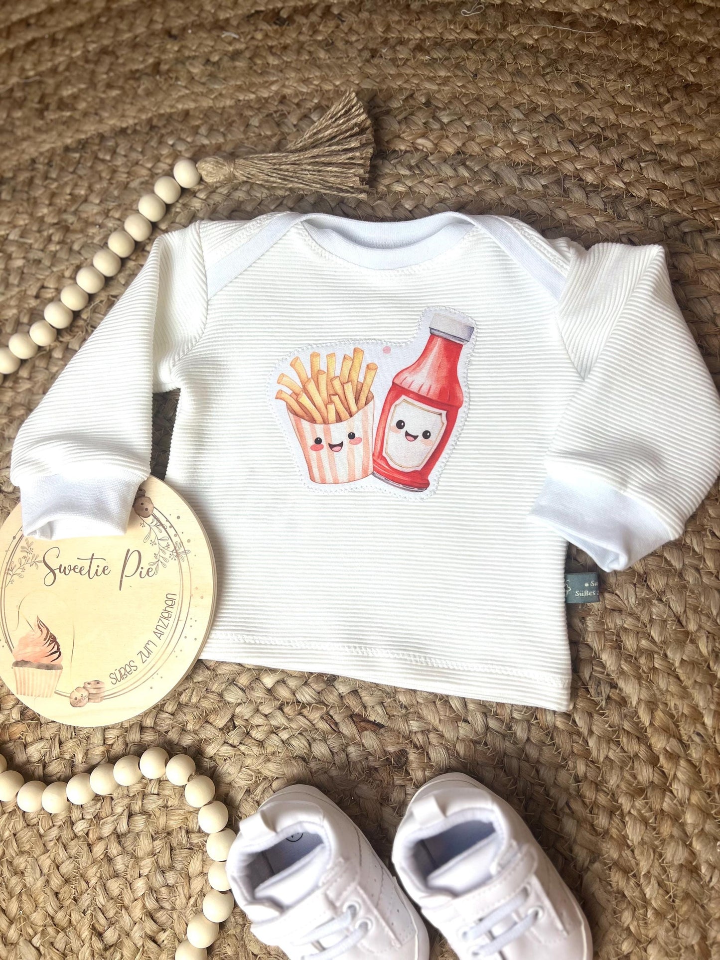 Baby-Shirt aus Bio Ribjersey mit amerikanischem Ausschnitt und niedlichem Pommes-und-Ketchup-Motiv – Handgefertigt, Unisex // Gr. 44 - 128