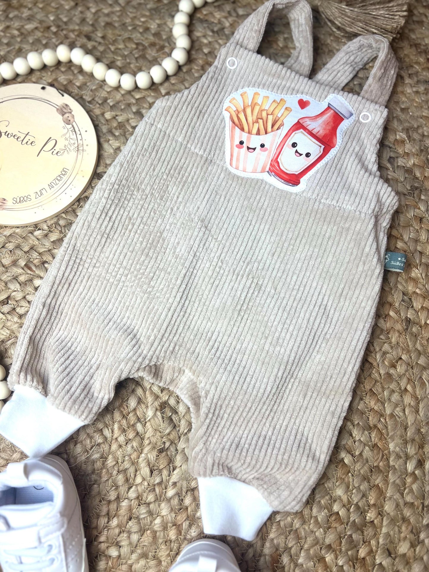Baby Latzhose aus Cord mit niedlicher Pommes-und-Ketchup-Applikation – Handgefertigt, Unisex, bequem und stylisch // Gr. 44 - 128