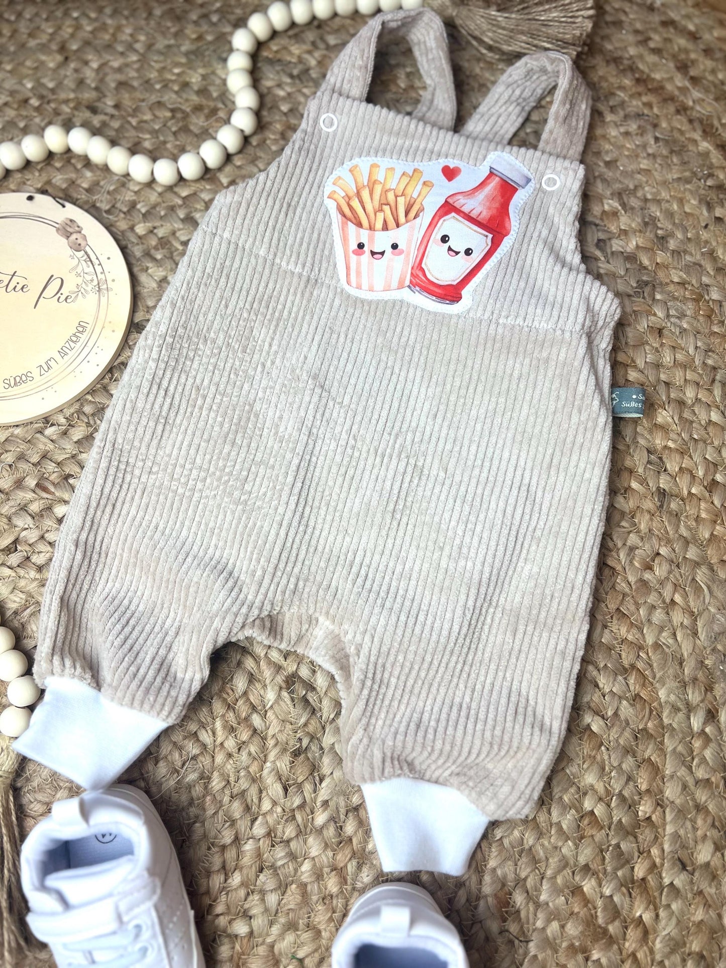 Baby Latzhose aus Cord mit niedlicher Pommes-und-Ketchup-Applikation – Handgefertigt, Unisex, bequem und stylisch // Gr. 44 - 128