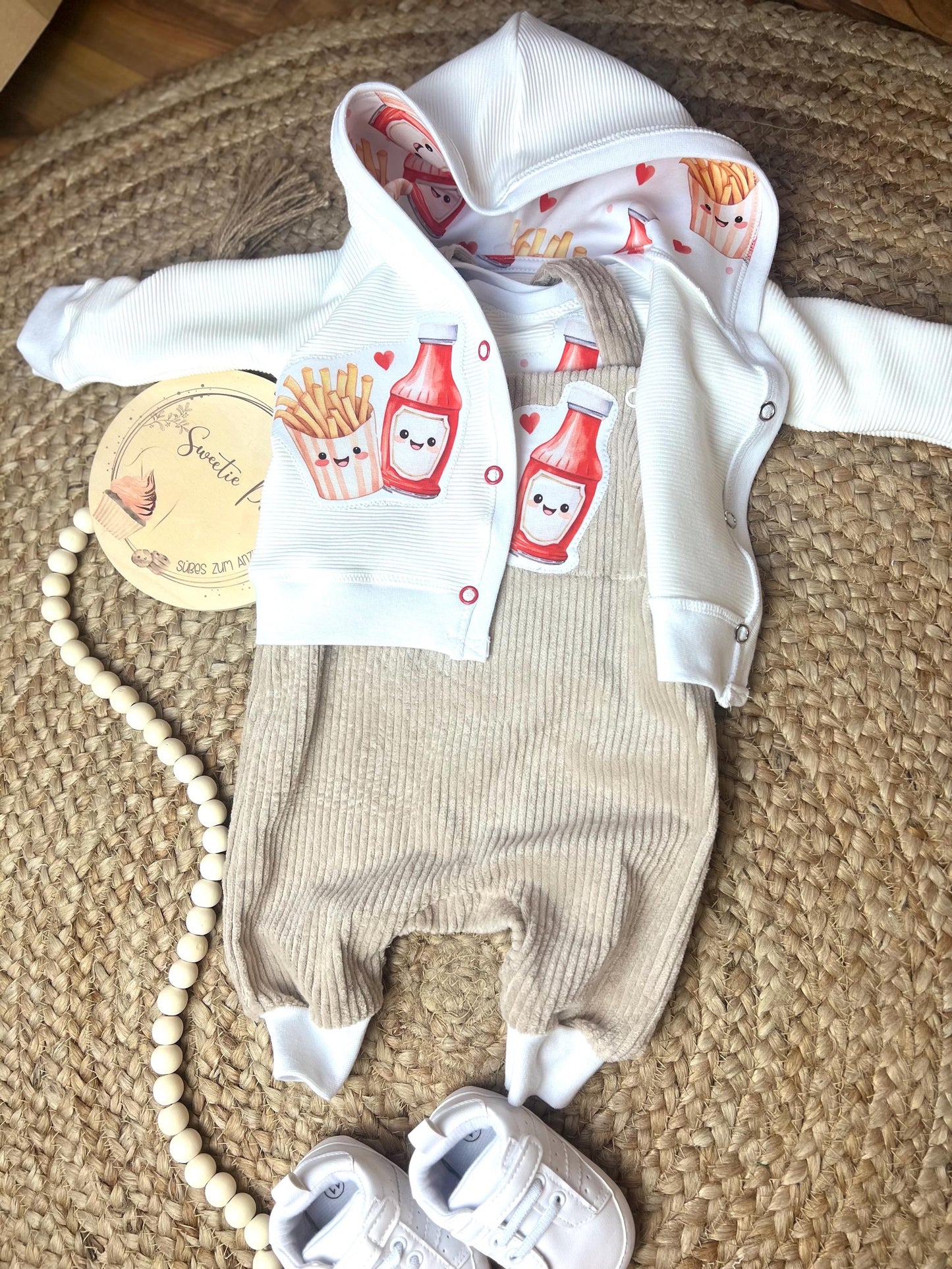 Baby Latzhose aus Cord mit niedlicher Pommes-und-Ketchup-Applikation – Handgefertigt, Unisex, bequem und stylisch // Gr. 44 - 128