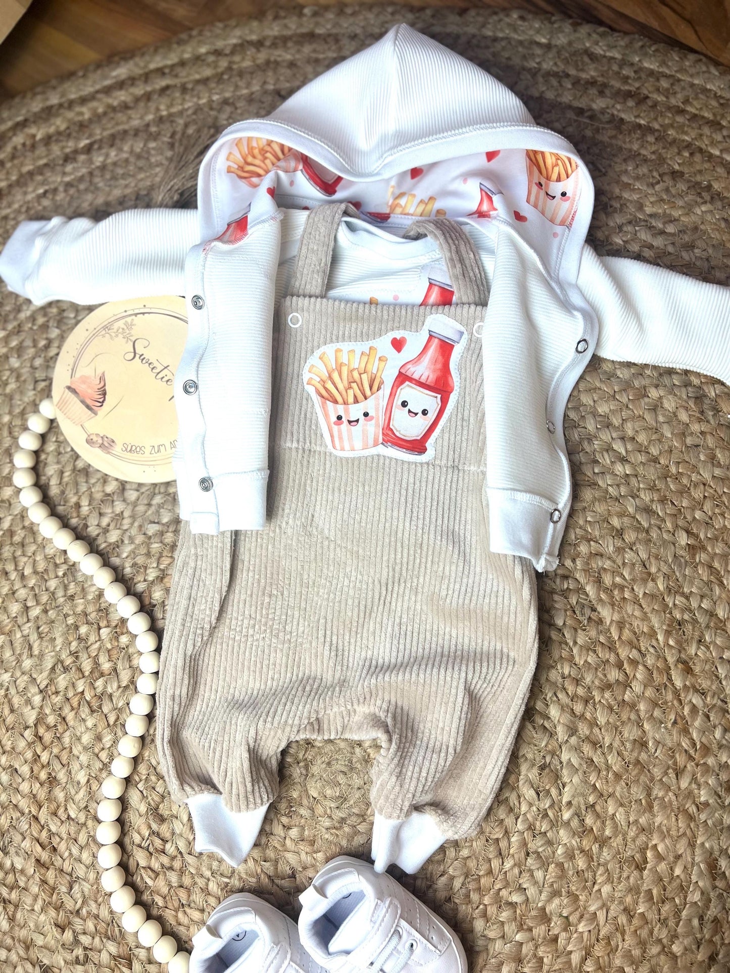 Baby Latzhose aus Cord mit niedlicher Pommes-und-Ketchup-Applikation – Handgefertigt, Unisex, bequem und stylisch // Gr. 44 - 128