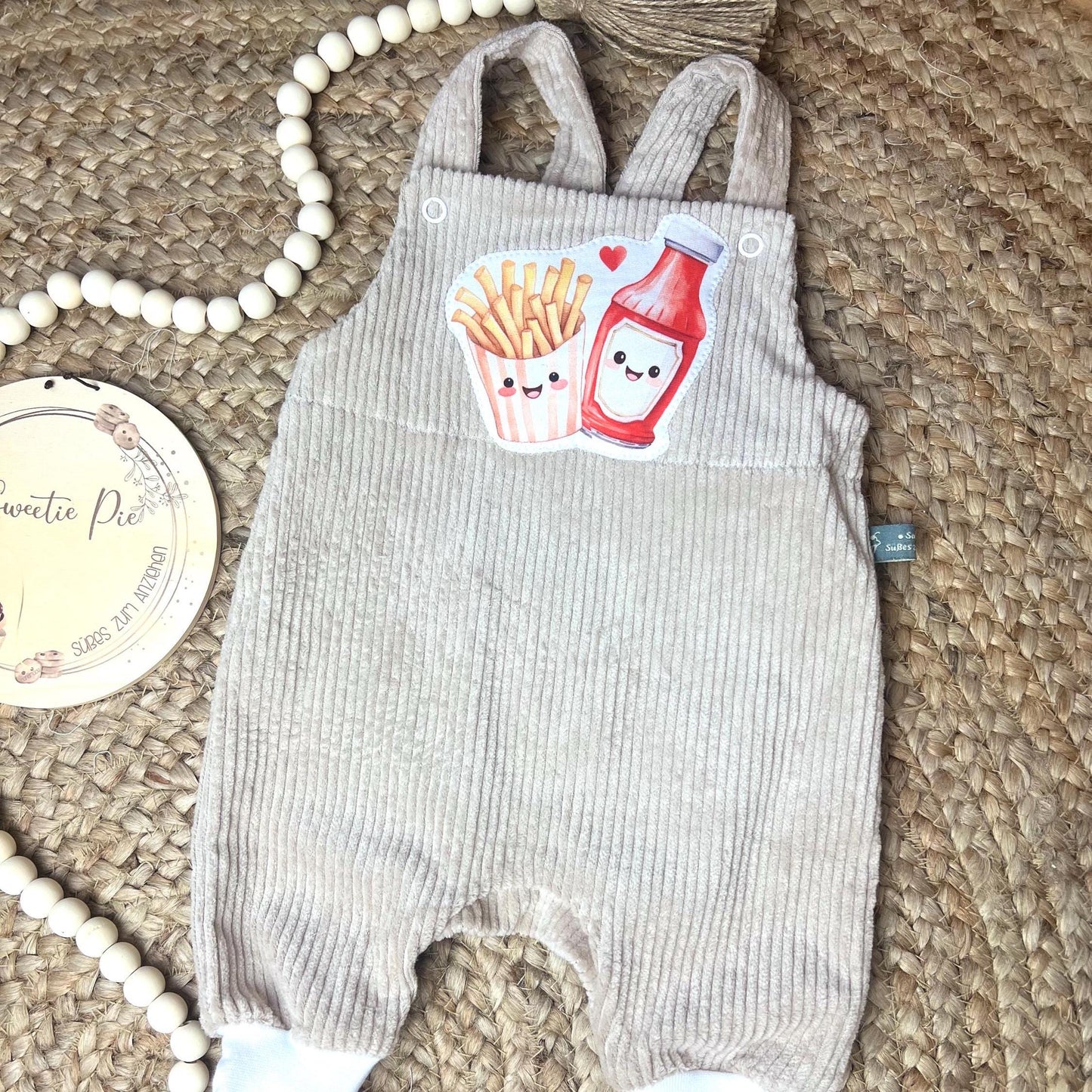 Baby Latzhose aus Cord mit niedlicher Pommes-und-Ketchup-Applikation – Handgefertigt, Unisex, bequem und stylisch // Gr. 44 - 128