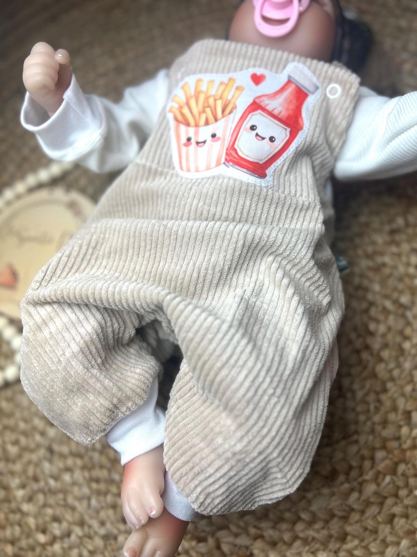Baby Latzhose aus Cord mit niedlicher Pommes-und-Ketchup-Applikation – Handgefertigt, Unisex, bequem und stylisch // Gr. 44 - 128