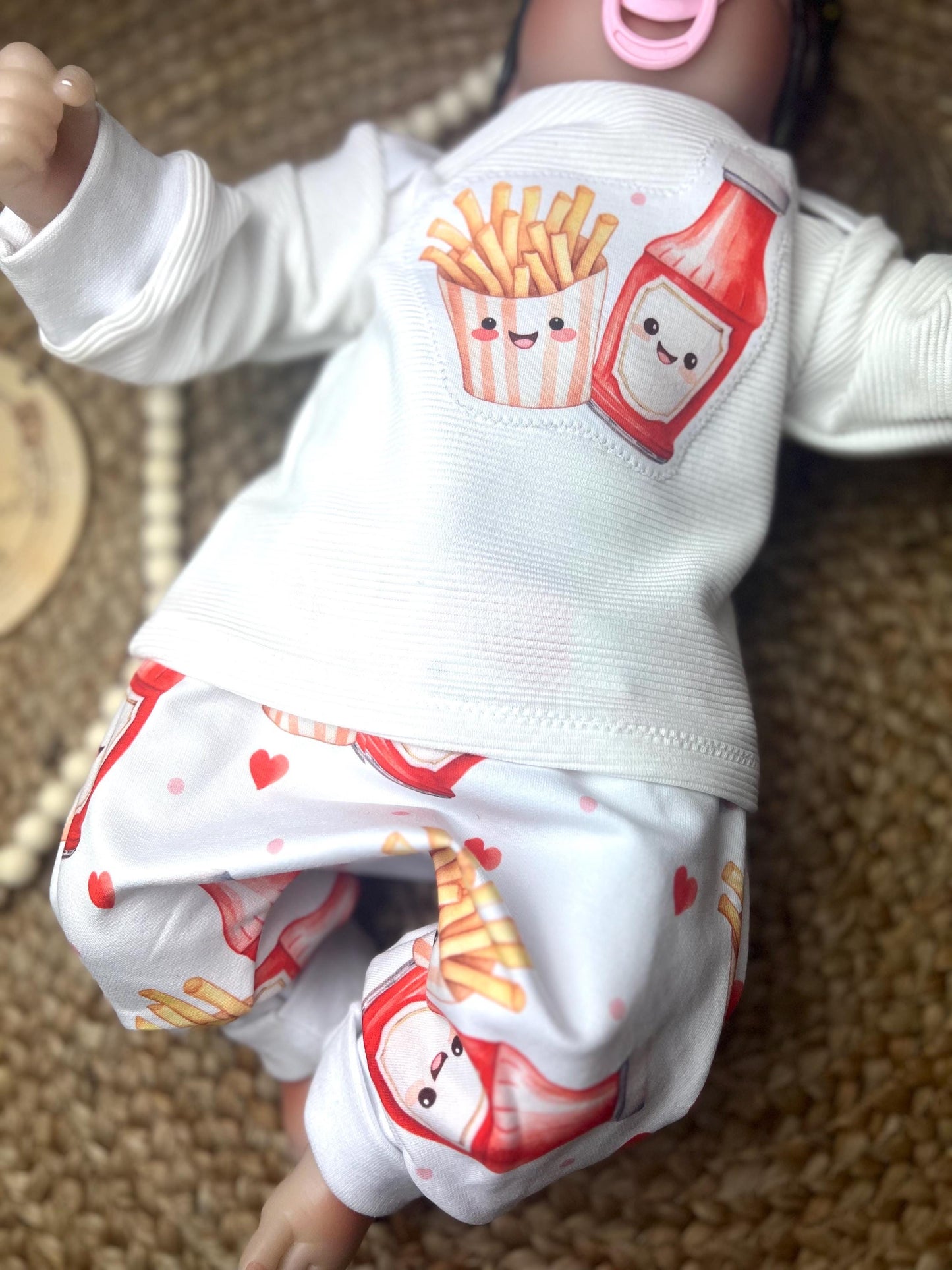 Baby-Shirt aus Bio Ribjersey mit amerikanischem Ausschnitt und niedlichem Pommes-und-Ketchup-Motiv – Handgefertigt, Unisex // Gr. 44 - 128