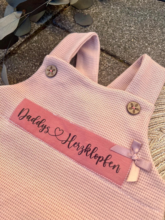 Latzhose "Daddys Herzklopfen“ Strampler Romper Baby rosa Taufe Geschenk Geburt personalisiert Mädchen Newborn Neugeborenes Erstausstattung
