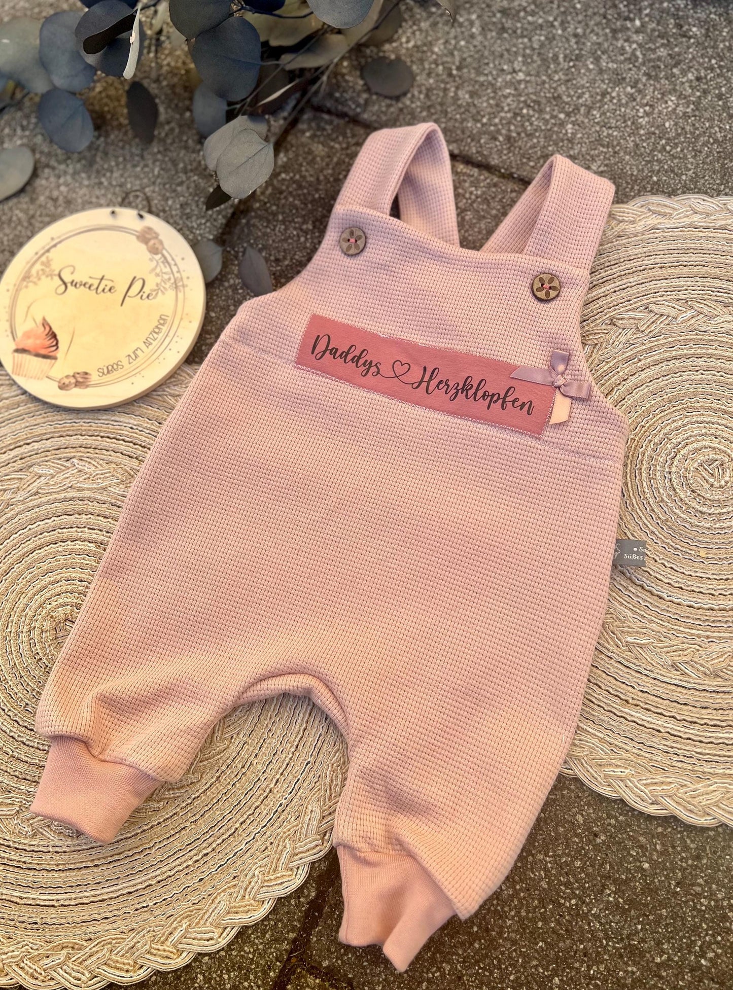 Latzhose "Daddys Herzklopfen“ Strampler Romper Baby rosa Taufe Geschenk Geburt personalisiert Mädchen Newborn Neugeborenes Erstausstattung