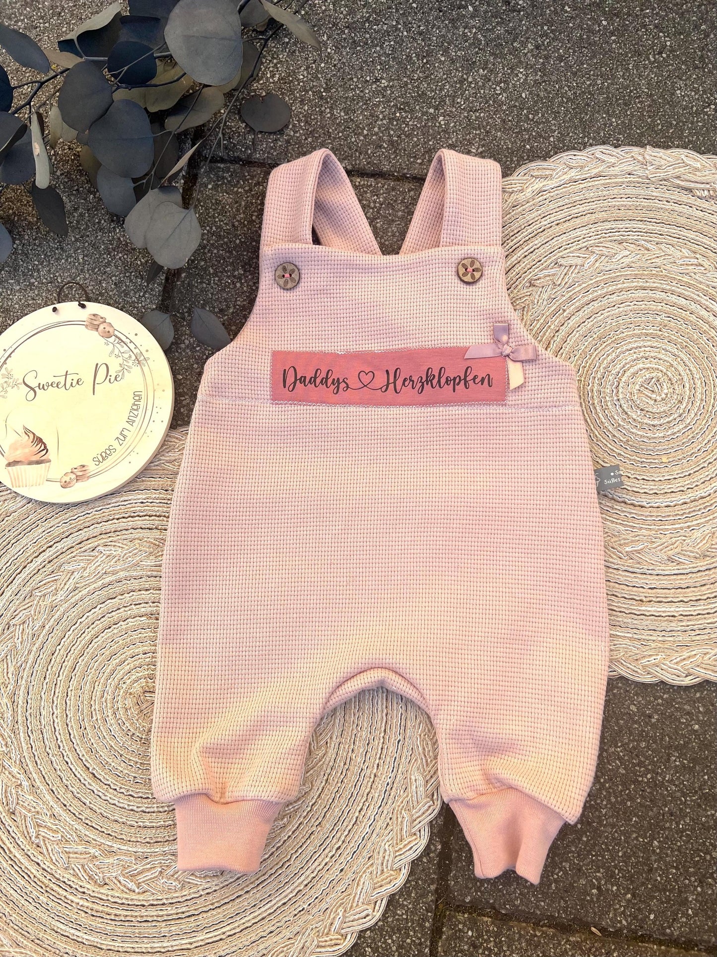 Latzhose "Daddys Herzklopfen“ Strampler Romper Baby rosa Taufe Geschenk Geburt personalisiert Mädchen Newborn Neugeborenes Erstausstattung